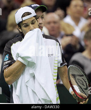 Il tedesco tennis pro Tommy Haas suda durante la Davis Cup match vs il croato Mario Ancic a Krefeld, Germania, Venerdì, 09 febbraio 2007. Foto: Roland Weihrauch Foto Stock