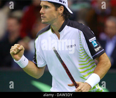 Il tedesco tennis pro Tommy Haas cheers durante il suo Davis Cup match vs il croato Ivan Ljubicic in Krefeld, Germania, 11 febbraio 2007. Foto: Roland Weihrauch Foto Stock