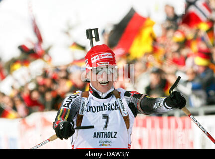 Biatleta tedesco Andrea Henkel cheers vincendo il 12,5 km mass start femminile di Coppa del Mondo di Biathlon di Anterselva, Germania, 10 febbraio. Henkel ha portato a casa un tedesco uno-due-tre davanti a Martina Glagow e Kati Wilhelm. Foto: Martin Schutt Foto Stock