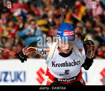 Biatleta tedesca Martina Glagow mostrato durante il 12,5 km mass start femminile di Coppa del Mondo di Biathlon di Anterselva, Germania, 10 febbraio. Andrea Henkel ha portato a casa un tedesco uno-due-tre precedendo di Glagow e Kati Wilhelm. Foto: Martin Schutt Foto Stock