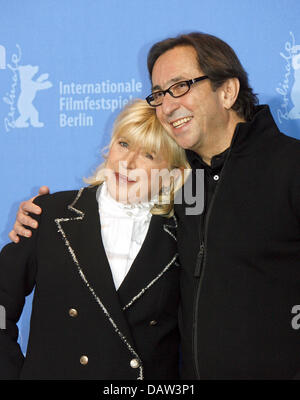 British cantante e attrice Marianne fidato (L) e direttore tedesco Sam Gabarski (R) pongono in occasione della presentazione del loro film "Irina Palm' alla 57th Berlinale Festival Internazionale del Cinema di Berlino, Germania, martedì, 13 febbraio 2007. Foto: Wolfgang Kumm Foto Stock