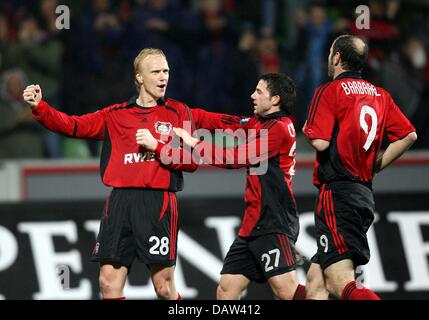 Leverkusen di Carsten RAMELOW (L) celebra il suo punteggio di 2-1 con i compagni di squadra Gonzalo Castro (C) e Sergey Barbarez durante la Coppa UEFA round dell'ultimo 32 corrispondono a Bayer Leverkusen vs Blackburn Rovers al BayArena a Leverkusen, Germania, Mercoledì, 14 febbraio 2007. Foto: Oliver Berg Foto Stock