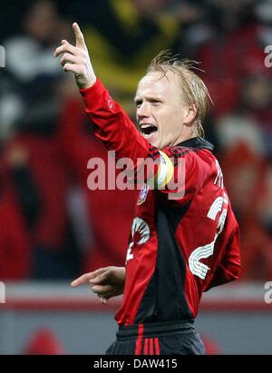 Leverkusen di Carsten RAMELOW celebra il 2-1 cliente durante la Coppa UEFA round dell'ultimo 32 corrispondono a Bayer Leverkusen vs Blackburn Rovers al BayArena a Leverkusen, Germania, Mercoledì, 14 febbraio 2007. Foto: Oliver Berg Foto Stock