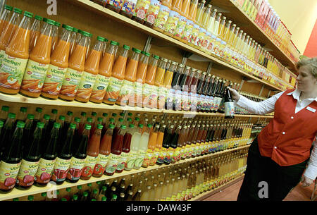 Una donna prende una bottiglia di organico succo di frutta fuori del ripiano al World Organic Trade Fair "" Biofach a Norimberga, Germania, giovedì 15 febbraio 2007. Il più grande del mondo fiera organico corre dal 15-18 Febbraio. Foto: Daniel Karmann Foto Stock