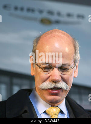 DaimlerChrysler AG CEO Dieter Zetsche guarda verso il basso durante l'apertura ufficiale di una Chrysler succursale in Stuttgart-Moehringen, Germania, giovedì, 15 febbraio 2007. US-casa automobilistica tedesca DaimlerChrysler ha detto mercoledì scorso che intende abbattere 13.000 posti di lavoro alla Chrysler e accennato si può provare a scaricare la sua perdita di denaro-divisione USA. Foto: Bernd Weissbrod Foto Stock