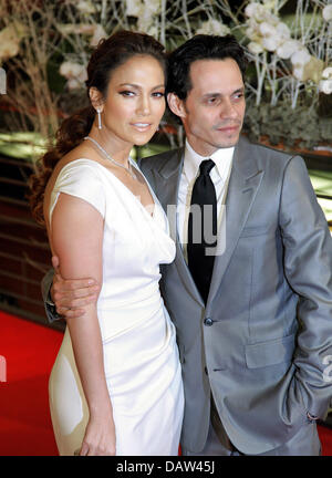 US-American attrice e cantante Jennifer Lopez e il marito Marc Anthony arrivare alla premiere del film 'Bordertown' alla 57th Berlinale Festival del Cinema di Berlino in Germania, giovedì, 15 febbraio 2007. Foto: Joerg Carstensen Foto Stock