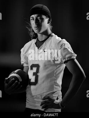 Maggio 28, 2013 Long Beach, CA.Top Prep giocatore di football prospettiva Tai Tiedemann #3 della lunga spiaggia di poli di alta scuola pone durante una fotografia Portrait Session a Long Beach Poly High School a Maggio 28, 2013 a Long Beach, California..Louis Lopez/CSM Foto Stock