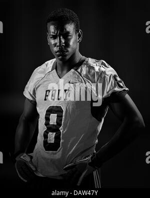 Maggio 28, 2013 Long Beach, CA.Top Prep giocatore di football prospettiva Iman Marshall #8 della lunga spiaggia di poli di alta scuola pone durante una fotografia Portrait Session a Long Beach Poly High School a Maggio 28, 2013 a Long Beach, California..Louis Lopez/CSM Foto Stock