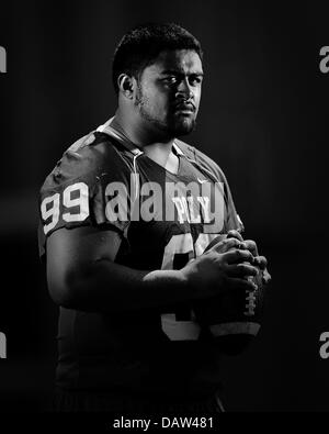 Maggio 28, 2013 Long Beach, CA.Top Prep giocatore di football prospettiva Jason Fao #99 della lunga spiaggia di poli di alta scuola pone durante una fotografia Portrait Session a Long Beach Poly High School a Maggio 28, 2013 a Long Beach, California..Louis Lopez/CSM Foto Stock