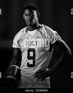 Maggio 28, 2013 Long Beach, CA.Top Prep giocatore di football prospettiva John Smith #9 della lunga spiaggia di poli di alta scuola pone durante una fotografia Portrait Session a Long Beach Poly High School a Maggio 28, 2013 a Long Beach, California..Louis Lopez/CSM Foto Stock