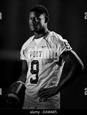 Maggio 28, 2013 Long Beach, CA.Top Prep giocatore di football prospettiva John Smith #9 della lunga spiaggia di poli di alta scuola pone durante una fotografia Portrait Session a Long Beach Poly High School a Maggio 28, 2013 a Long Beach, California..Louis Lopez/CSM Foto Stock