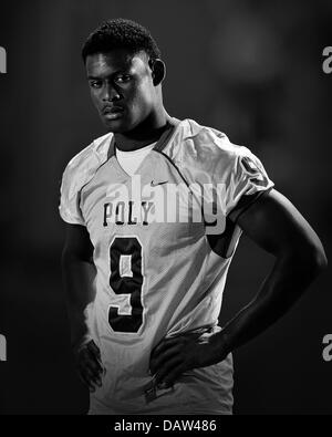 Maggio 28, 2013 Long Beach, CA.Top Prep giocatore di football prospettiva John Smith #9 della lunga spiaggia di poli di alta scuola pone durante una fotografia Portrait Session a Long Beach Poly High School a Maggio 28, 2013 a Long Beach, California..Louis Lopez/CSM Foto Stock