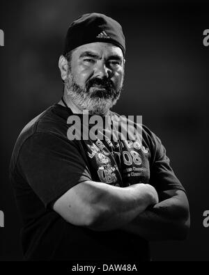 Maggio 28, 2013 Long Beach, CA.Top Calcio Prep Head Coach Raul Lara della lunga spiaggia di poli di alta scuola pone durante una fotografia Portrait Session a Long Beach Poly High School a Maggio 28, 2013 a Long Beach, California..Louis Lopez/CSM Foto Stock