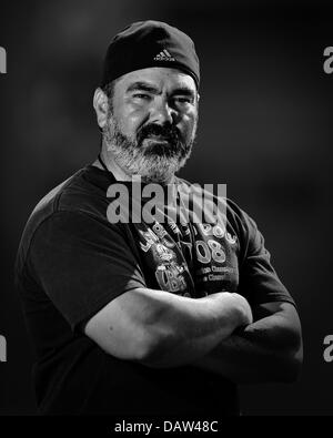 Maggio 28, 2013 Long Beach, CA.Top Calcio Prep Head Coach Raul Lara della lunga spiaggia di poli di alta scuola pone durante una fotografia Portrait Session a Long Beach Poly High School a Maggio 28, 2013 a Long Beach, California..Louis Lopez/CSM Foto Stock