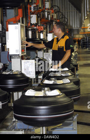 (Dpa) file di un dipendente continentale del Brasile nella foto durante la produzione dei pneumatici in azienda e la fabbrica del Salvador, Brasile, 20 agosto 2006. Foto: RiKa Foto Stock