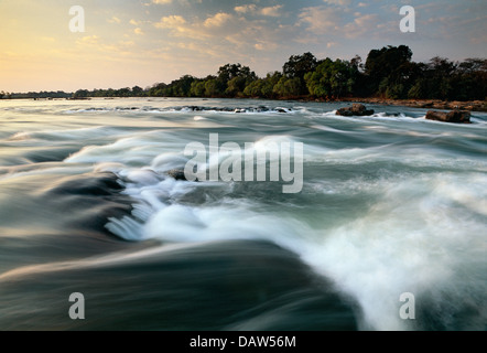 Il Kafwale rapids al tramonto nel fiume Kafue, Parco Nazionale di Kafue nello Zambia. Foto Stock