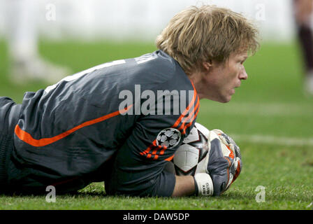 Il Bayern Monaco coach Oliver KAHN tiene la palla durante la Champions Leage match Real Madrid vs FC Bayern Monaco di Baviera a Santiago Bernabeu-Stadium in Spagna a Madrid, martedì 20 febbraio 2007. Madrid ha vinto 3-2. Foto: Matthias Schrader Foto Stock