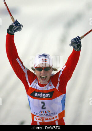 Astrid Jacobsen di Norvegia cheers dopo assunzione di oro nella donna sprint cross country finale nello sci nordico ai Campionati Mondiali di Sapporo, Giappone, giovedì, 22 febbraio 2007. Foto: Gero Breloer Foto Stock