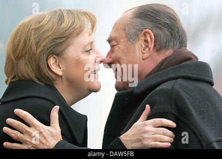 Il presidente francese Jacques Chirac abbraccia il Cancelliere tedesco Angela Merkel di fronte alla guest house del governo tedesco a Meseberg a nord di Berlino, Germania, venerdì 23 febbraio 2007. L'informale colloqui franco-tedesco sulla preparazione del vertice Ue di marzo sono offuscati dal processo in attesa di tagli a Airbus. Foto: Johannes Eisele Foto Stock