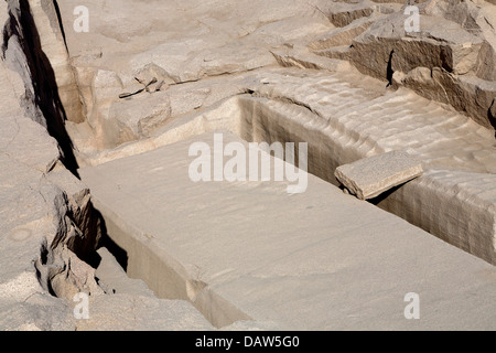 Il possente obelisco nell'Obelisco Incompiuto Open Air Museum, Northern cave, Aswan, Egitto Foto Stock