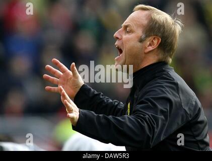 Dortmund head coach Juergen Roeber gesti durante la partita della Bundesliga Hannover 96 v BVB Borussia Dortmund all'AWD Arena stadium di Hannover, in Germania, sabato, 24 febbraio 2007. Foto: Jochen Luebke (ATTENZIONE: periodo di bloccaggio! Il DFL permette l'ulteriore utilizzazione delle immagini nella IPTV, servizi di telefonia mobile e altre nuove tecnologie non prima di 2 ore dopo la fine del th Foto Stock