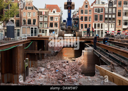 Sito in costruzione di un ponte sul canale Singel in Amsterdam, Paesi Bassi. Foto Stock