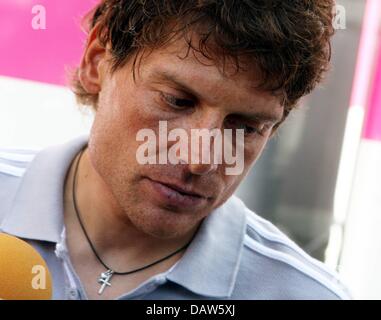 (FILE) - ciclista tedesco Jan Ullrich è raffigurato in Blaesheim, Francia, 30 giugno 2006. L'ex vincitore del Tour de France Ullrich ha annunciato il suo ritiro dal ciclismo all'età di 33 il lunedì, 26 febbraio 2006. Ullrich, che è asserita avente stato implicato nella Operación Puerto sangue scandalo doping, negato durante una pressa conferene di Amburgo avente qualsiasi link a Eufemiano Fuentes, Foto Stock