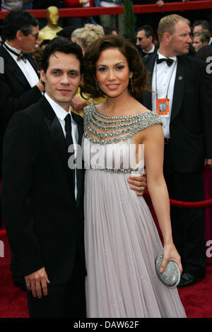 US-cantante ed attrice Jennifer Lopez e il marito Marc Anthony sono raffigurati sul tappeto rosso prima della 79th Academy Awards Ceremony davanti al Kodak Theatre di Hollywood e Los Angeles, Stati Uniti d'America, Domenica, 25 febbraio 2007. Foto: Hubert Boesl Foto Stock