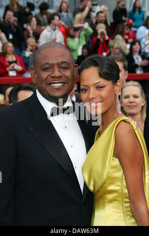 US-attore americano Forest Whitaker è raffigurato con la moglie sul tappeto rosso prima della 79th Academy Awards Ceremony davanti al Kodak Theatre di Hollywood e Los Angeles, Stati Uniti d'America, Domenica, 25 febbraio 2007. Foto: Hubert Boesl Foto Stock