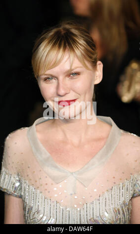 Noi attrice Kirsten Dunst sorrisi per le fotocamere che arrivano al Vanity Fair Oscar Party in Los Angeles, CA, Stati Uniti, 25 febbraio 2007. Foto: Hubert Boesl Foto Stock