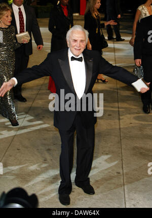 Leggenda di Hollywood Kirk Douglas pone per le fotocamere che arrivano al Vanity Fair Oscar Party in Los Angeles, CA, Stati Uniti, 25 febbraio 2007. Foto: Hubert Boesl Foto Stock