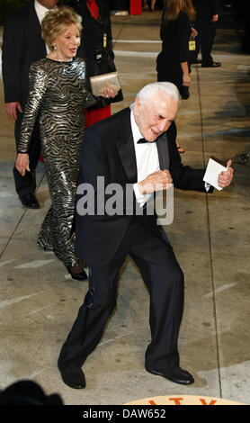 Leggenda di Hollywood Kirk Douglas pone per le fotocamere che arrivano al Vanity Fair Oscar Party in Los Angeles, CA, Stati Uniti, 25 febbraio 2007. Foto: Hubert Boesl Foto Stock