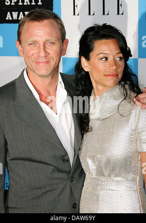 Attore britannico Daniel Craig (L) e la sua fidanzata Satsuki Mitchell sorriso per le telecamere che arrivano alla spirito indipendente Award a Los Angeles, CA, Stati Uniti, 24 febbraio 2007. Foto: Hubert Boesl Foto Stock