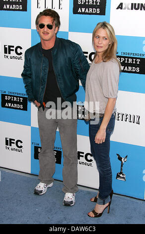 Noi attore Sean Penn (L) e sua moglie Robin Wright Penn sorriso per le telecamere che arrivano alla spirito indipendente Award a Los Angeles, CA, Stati Uniti, 24 febbraio 2007. Foto: Hubert Boesl Foto Stock