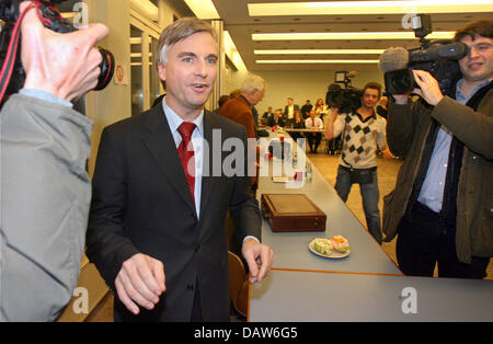 SPD-Hamburg presidente Mathias Petersen arriva a una festa di riunione di crisi ad Amburgo, Germania, inizio mercoledì mattina, 28 febbraio 2007. Di Amburgo SPD board ha rassegnato le dimissioni dopo quasi mille voti sono stati persi durante una parte interna la votazione sulla prossima SPD candidato per la prossima Amburgo elezioni parlamentari. Foto: Maurizio Gambarini Foto Stock