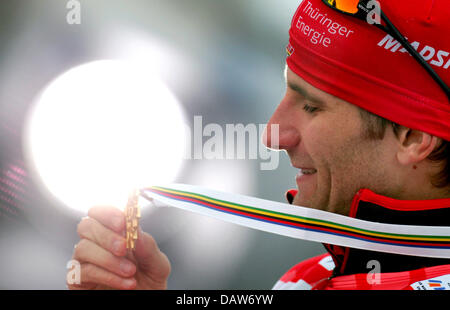 Combinatore nordico Ronny Ackermann di Germania presenta la sua medaglia d'oro conquistata a sede dei Campionati del Mondo di Sci Nordico a Sapporo, Giappone, Sabato, 03 marzo 2007. Foto: Gero Breloer Foto Stock