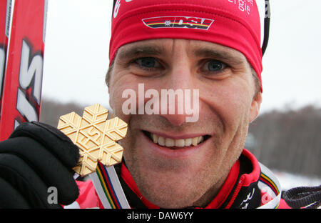 Combinatore nordico Ronny Ackermann di Germania presenta la sua medaglia d'oro conquistata a sede dei Campionati del Mondo di Sci Nordico a Sapporo, Giappone, Sabato, 03 marzo 2007. Foto: Gero Breloer Foto Stock