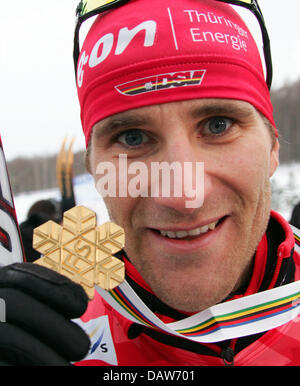 Combinatore nordico Ronny Ackermann di Germania presenta la sua medaglia d'oro conquistata a sede dei Campionati del Mondo di Sci Nordico a Sapporo, Giappone, Sabato, 03 marzo 2007. Foto: Gero Breloer Foto Stock