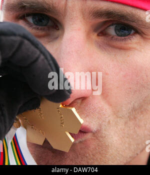 Combinatore nordico Ronny Ackermann di Germania presenta la sua medaglia d'oro conquistata a sede dei Campionati del Mondo di Sci Nordico a Sapporo, Giappone, Sabato, 03 marzo 2007. Foto: Gero Breloer Foto Stock