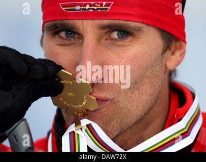 Combinatore nordico Ronny Ackermann di Germania presenta la sua medaglia d'oro conquistata a sede dei Campionati del Mondo di Sci Nordico a Sapporo, Giappone, Sabato, 03 marzo 2007. Foto: Kay Nietfeld Foto Stock