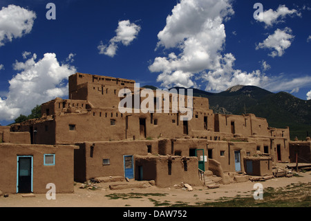 Stati Uniti d'America. Taos Pueblo. Abitata da indiani Tiwa del Pueblo tribù. Edifici Adobe. Stato del New Mexico. Foto Stock