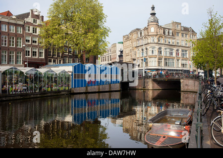 Città del paesaggio urbano di Amsterdam, il mercato dei fiori galleggiante sul canale Singel, Paesi Bassi. Foto Stock
