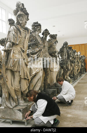 Il personale della Fondazione dei Castelli e dei Giardini Prussiani Berlin-Brandenburg (SPSG) organizza le sculture nella loro nuova casa a Potsdam, in Germania, martedì, 06 marzo 2007. Il magazzino ospita le statue in arenaria del nuovo Palais di rivestimenti e altri edifici. I visitatori possono occhio le statue dating 1763 al 1769 in una mostra speciale sulla prossima due domeniche e le vacanze di Pasqua da 12.00 Foto Stock