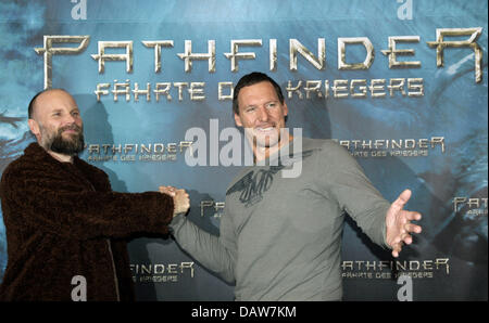 Attore tedesco Ralf Moeller (R) e direttore di Marcus Nispel pongono di fronte a un film poster per il loro nuovo film "Pathfinder - Faehrte des Kriegers" di Berlino, Martedì, 6 marzo 2007. Il film sarà mostrato al cinema in Germania dal 8 marzo in poi. Foto: Peer Grimm Foto Stock