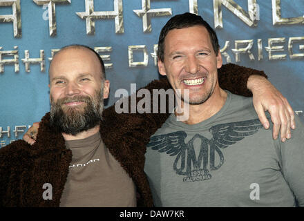 Attore tedesco Ralf Moeller (R) e direttore di Marcus Nispel pongono di fronte a un film poster per il loro nuovo film "Pathfinder - Faehrte des Kriegers" di Berlino, Martedì, 6 marzo 2007. Il film sarà mostrato al cinema in Germania dal 8 marzo in poi. Foto: Peer Grimm Foto Stock