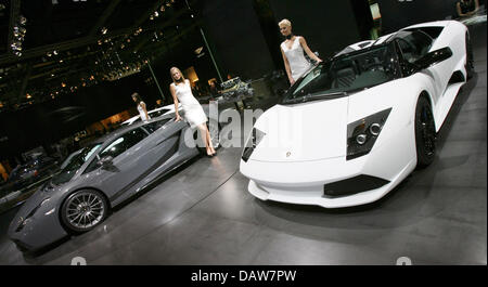 Due modelli posano con la nuova Gallardo (R) e la nuova Murcielago LP640 presso la Lamborghini stand presso il 77th International Motor Show di Ginevra, Svizzera, mercoledì 07 marzo 2007. La 77th International Motor Show di Ginevra corre dal 08 marzo al 18 marzo 2007. Foto: Bernd Weissbrod Foto Stock