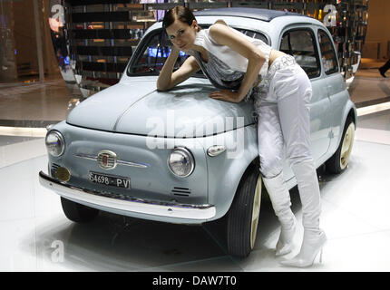 Un modello si appoggia su una Fiat Nuova 500 Prima modello dal 1957 al 77th International Motor Show di Ginevra, Svizzera, mercoledì 07 marzo 2007. La 77th International Motor Show di Ginevra corre dal 08 marzo al 18 marzo 2007. Foto: Uli Deck Foto Stock