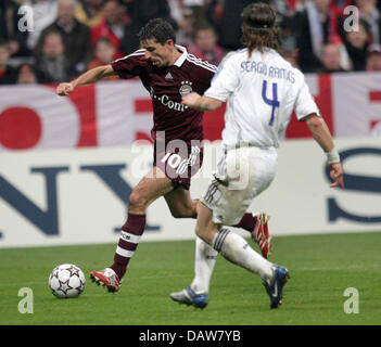 FC Bayern Monaco Attaccante olandese Roy Makaay (L) vies con il Real Madrid Sergio Ramos durante la UEFA Champions League secondo tondo scontro presso lo stadio Allianz Arena di Monaco di Baviera, Germania, Mercoledì, 07 marzo 2007. Makaay ha segnato il goal più veloce della Champions League storia per aiutare il Bayern Monaco di Baviera rovesciare una prima gamba di deficit e mettere il Real Madrid fuori dalla concorrenza. Foto: Peter Kn Foto Stock