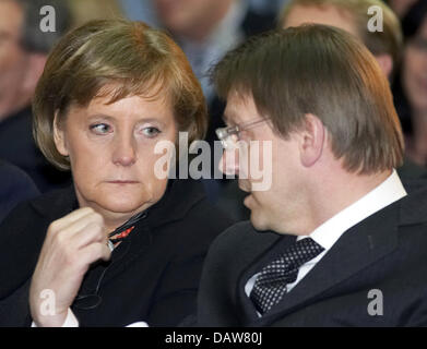 Belgio il primo ministro belga Guy Verhofstadt e il Cancelliere tedesco Angela Merkel (L) sono illustrati durante la fase di apertura della mostra "visualizzazioni dell'Europa. Europa e pittura tedesca nel XIX secolo" presso il Palais des Beaux-Arts di Bruxelles in Belgio, Mercoledì, 07 marzo 2007. La mostra, aperta fino al 20 maggio, visualizza circa 150 opere d'arte del XIX secolo gli artisti tedeschi. La a Foto Stock