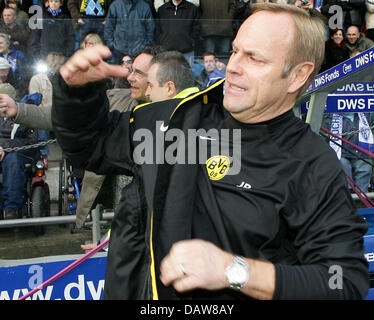 Dortmund head coach Juergen Roeber nella foto durante la partita della Bundesliga VfL Bochum v BVB Borussia Dortmund lo stadio della Ruhr di Bochum, Germania, sabato, 10 marzo 2007. Foto: Achim Scheidemann (ATTENZIONE: periodo di bloccaggio! Il DFL permette l'ulteriore utilizzazione delle immagini nella IPTV, servizi di telefonia mobile e altre nuove tecnologie non prima di 2 ore dopo la fine del tappetino Foto Stock